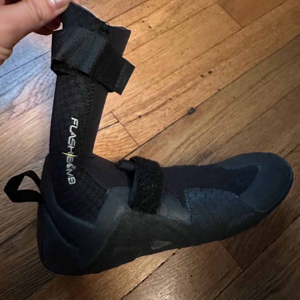 ripcurl flashbomb 7mm surf booties, women’s size 8.
